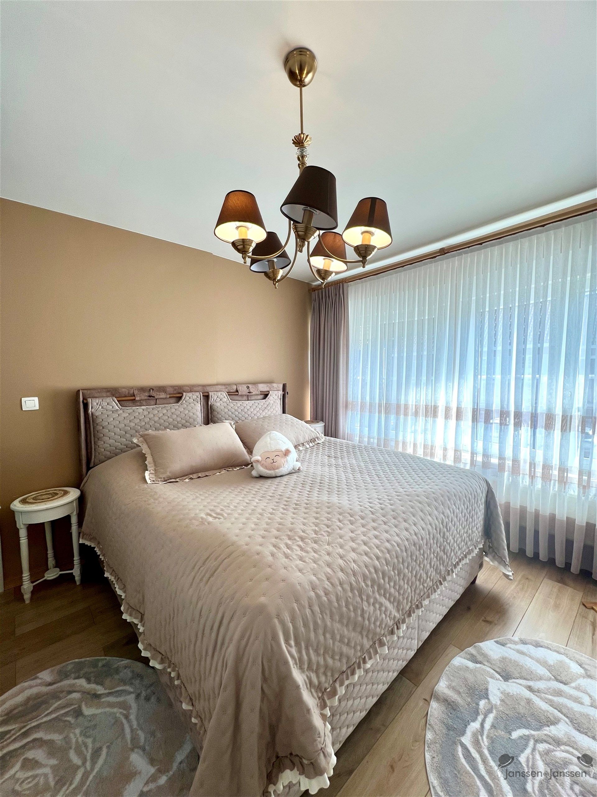 Gerenoveerde rijwoning met 3 slaapkamers & tuin foto 11