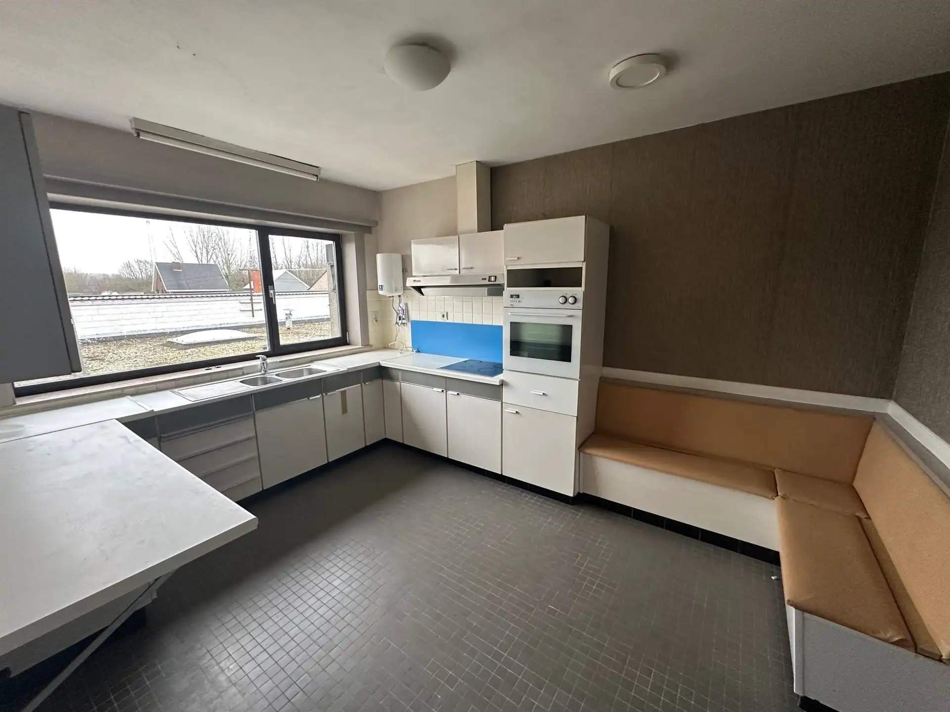 Ruim appartement met 3 slaapkamers boven handelszaak, vlot bereikbaar gelegen foto 4