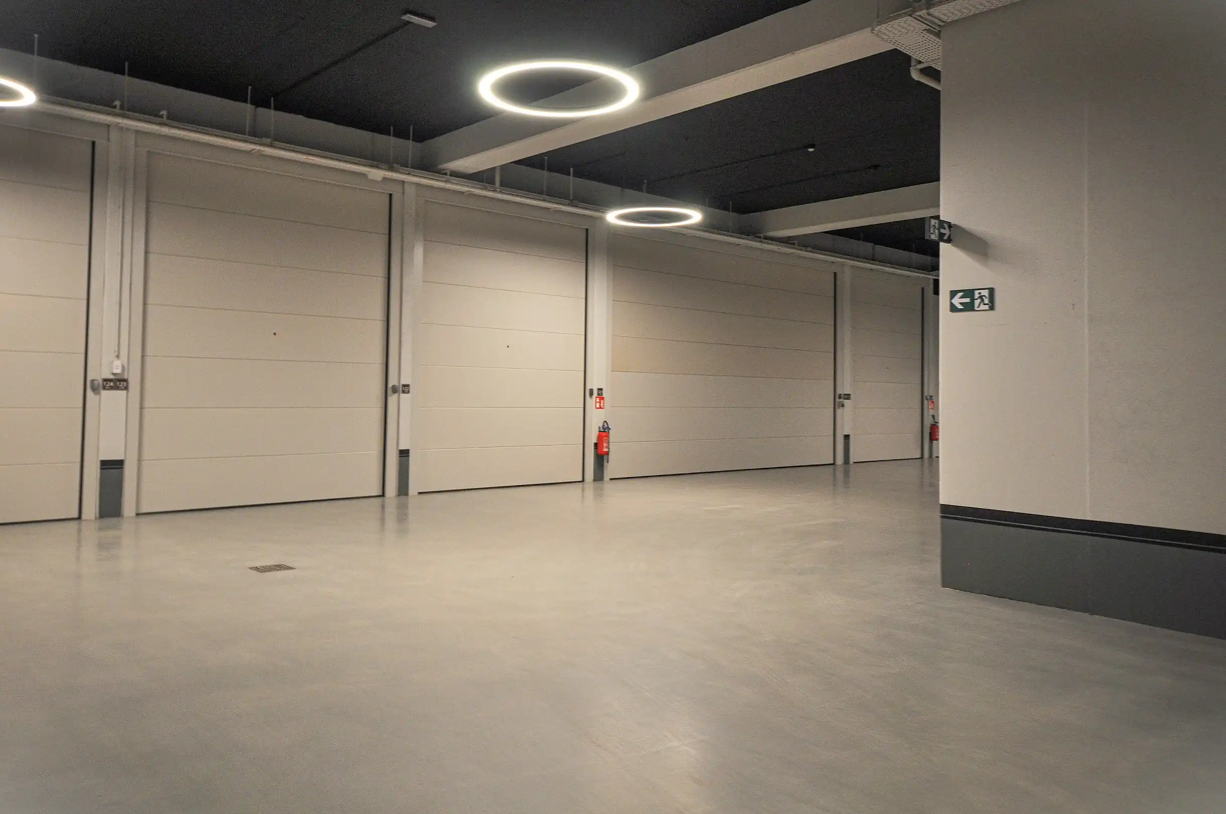 Zeer ruime garagebox van ongeveer 23m² gelegen in het zoute. foto 6