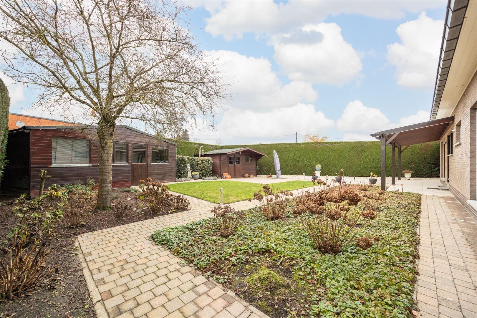 Verzorgde laagbouwwoning met tuin en garages! foto 17