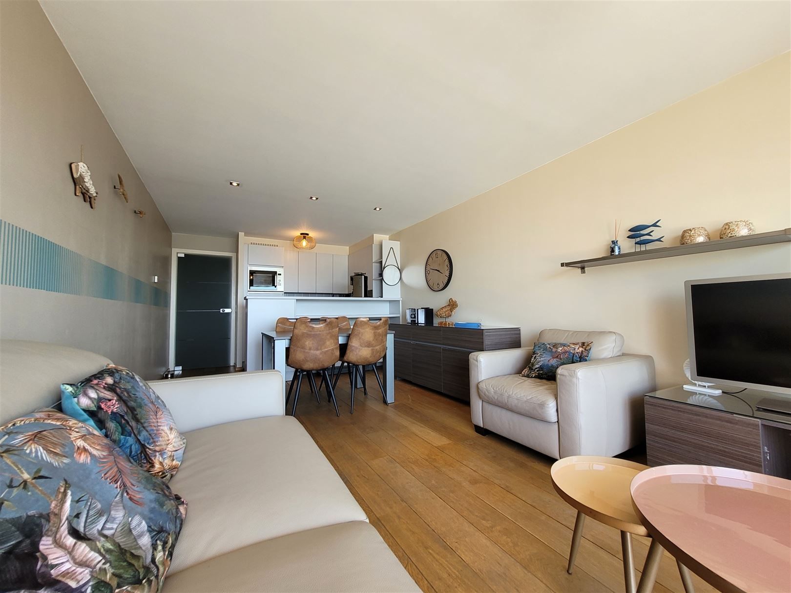 Gemeubelde studio met prachtig zicht op de zee en het casino foto 10