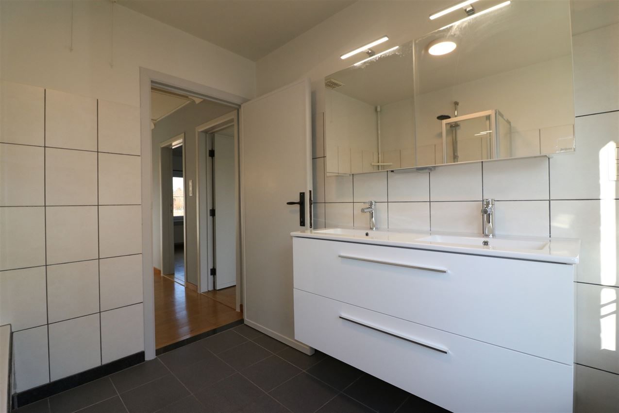 karaktervol, 3 grote slaapkamers, zuidterras, nabij station en natuur foto 22