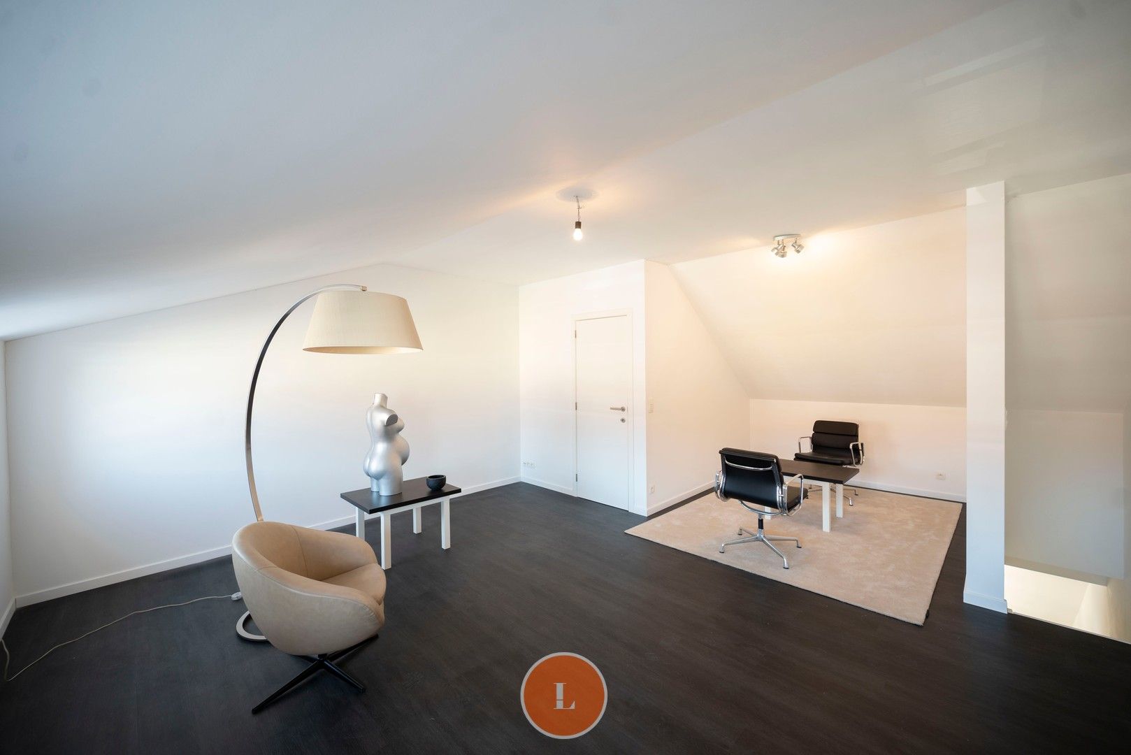 Woonhuis gedeeltelijk ingericht als kapperszaak en gemakkelijk te veranderen in trendy woning foto 15