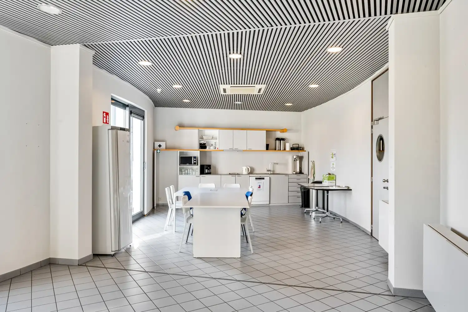 Ruim en strategisch gelegen kantoorgebouw in Zwijnaarde (Gent) foto 15