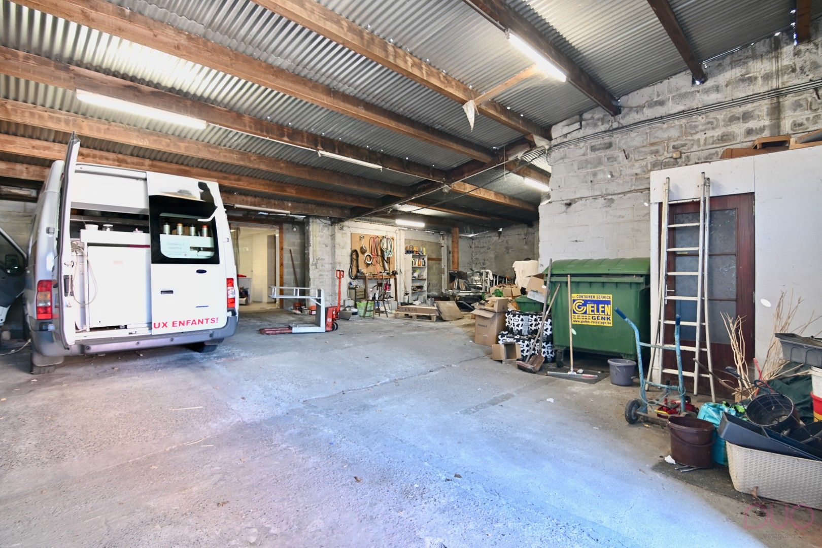 Ruime open bebouwing met 4 slaapkamers en achterliggende loodsen foto 18