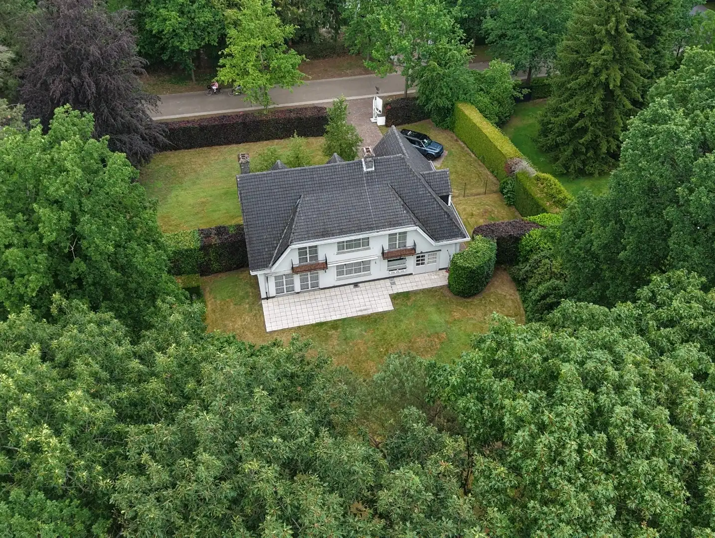 Klassieke villa op een perceel van 3.890 m² met een straatbreedte van 40 meter en Zuid-Oriëntatie te Schilde  foto 2