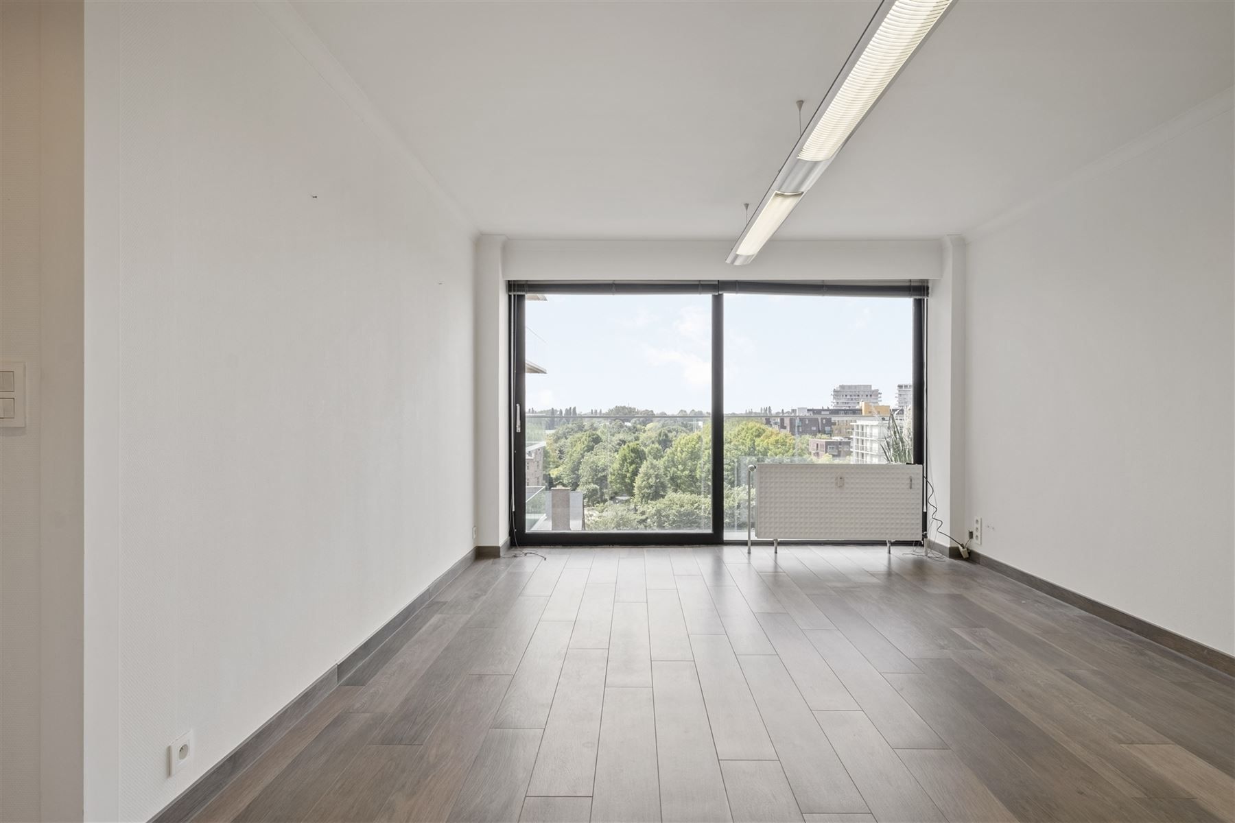 Gerenoveerd ,instapklaar appartement met garage foto 9