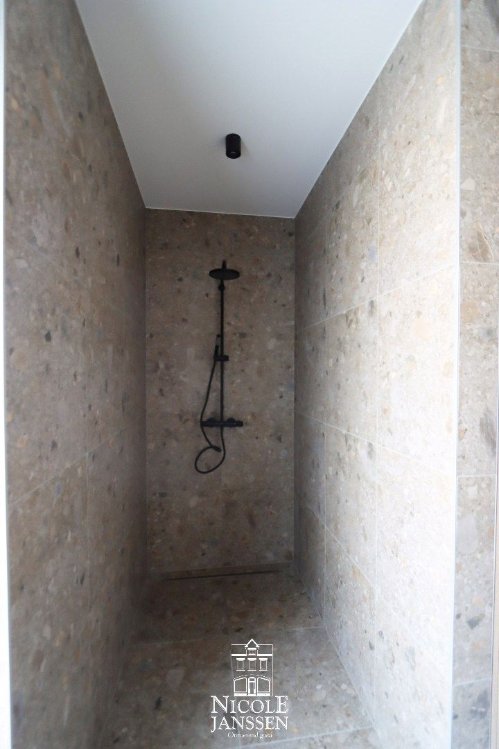 Penthouse met terras en  twee autostandplaatsen foto 12