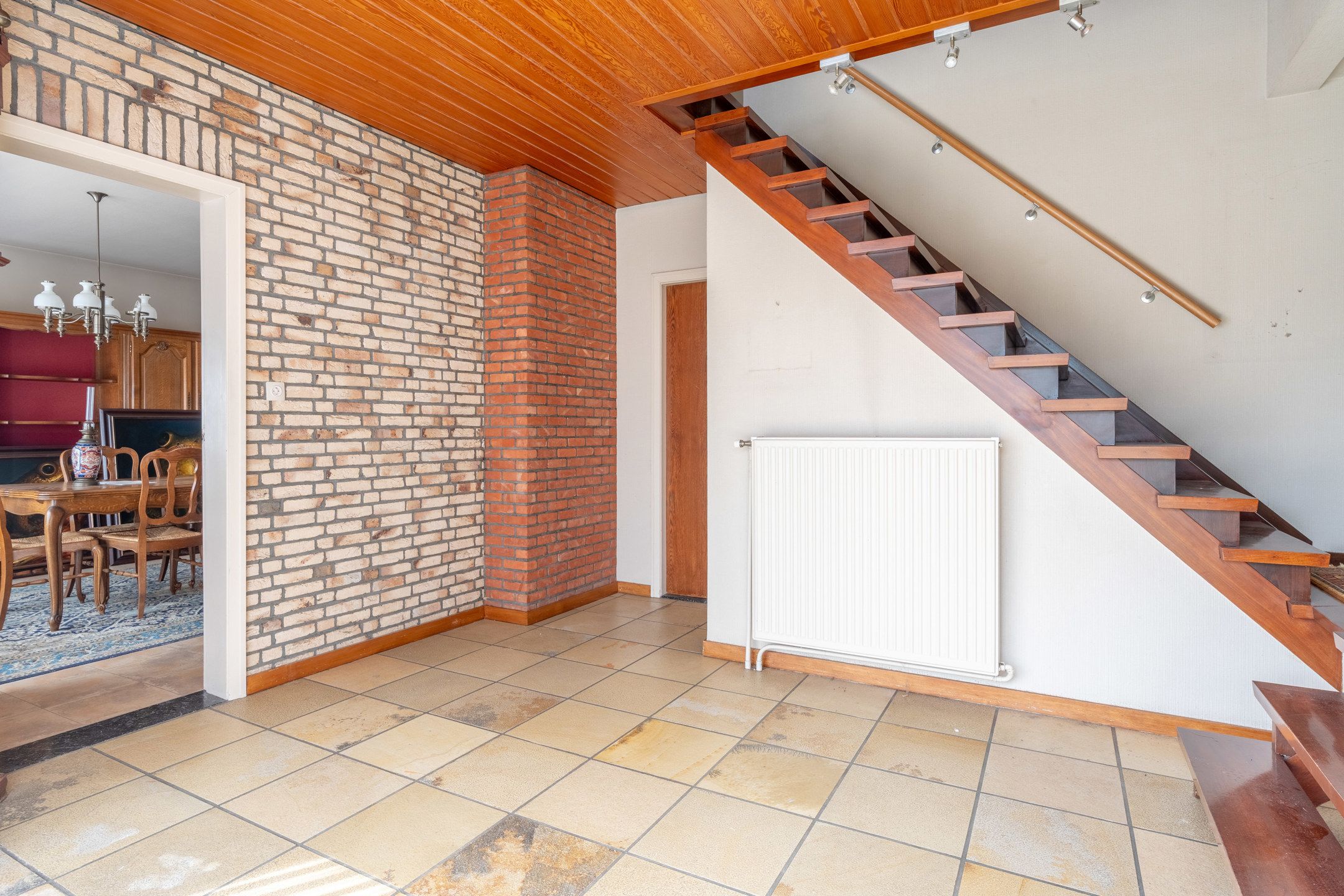 Ruime, te renoveren woning met vergund magazijn te Beerse foto 3