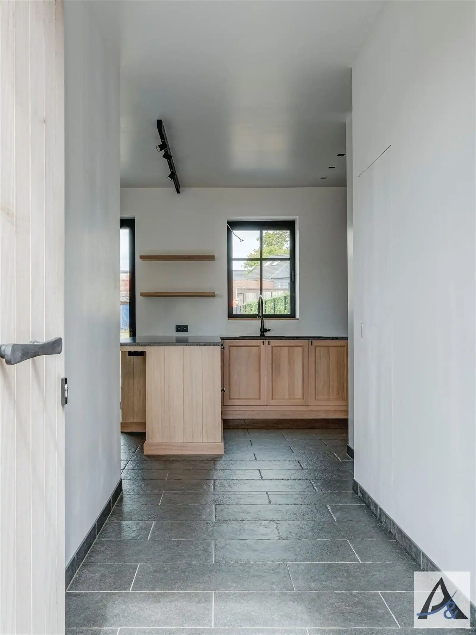 Totaal gerenoveerde, instapklare gezinswoning te koop in het hart van Munsterbilzen! foto 3