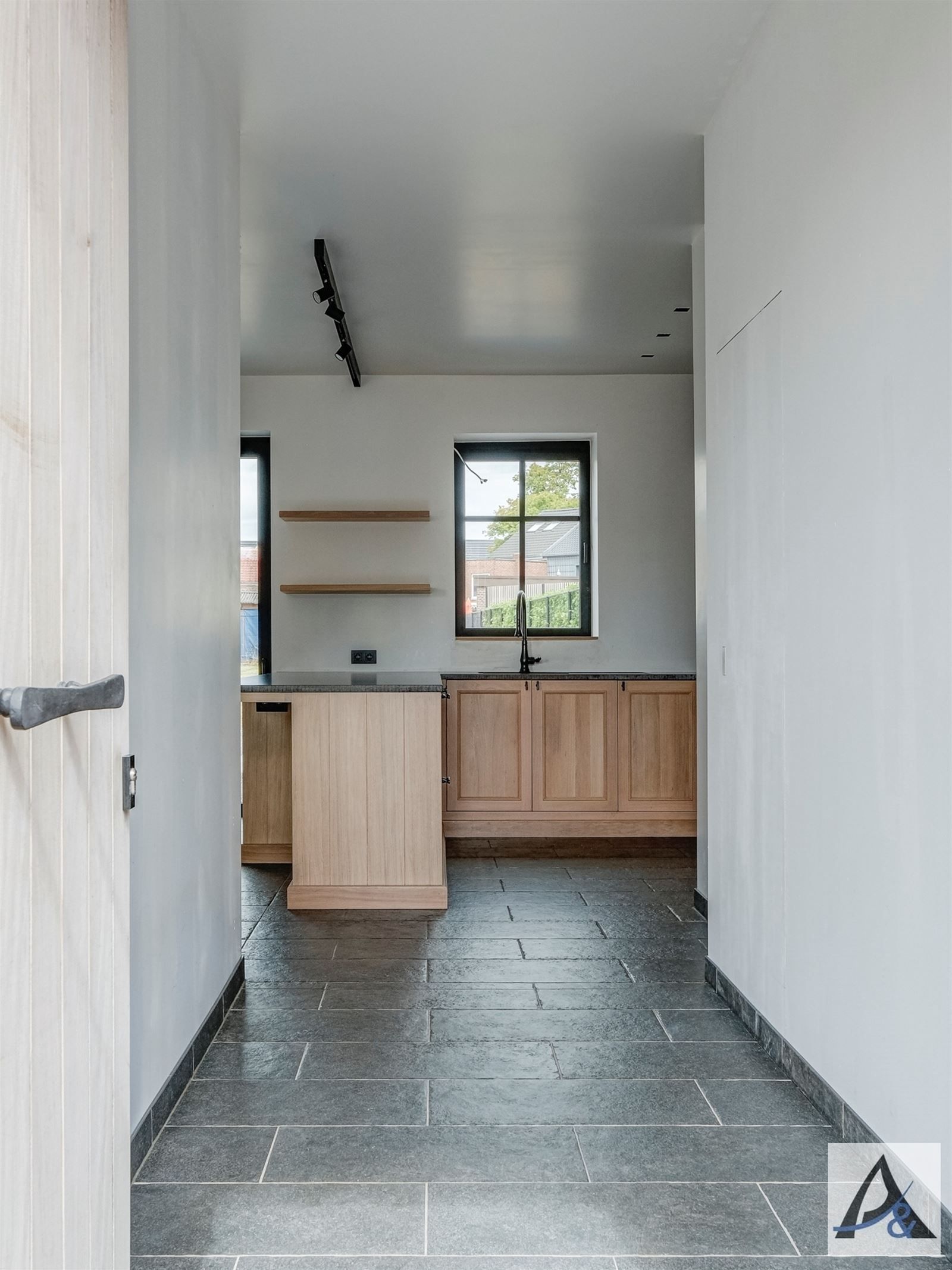 Totaal gerenoveerde, instapklare gezinswoning te koop in het hart van Munsterbilzen! foto 3