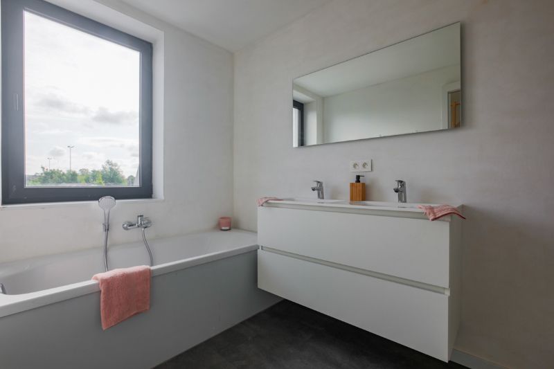 Volledig vernieuwde  woning op een boogscheut van "de Gavers" met 3 slaapkamers, ingerichte keuken, tuin met uitweg (garagemogelijkheid). Energielabel A foto 6