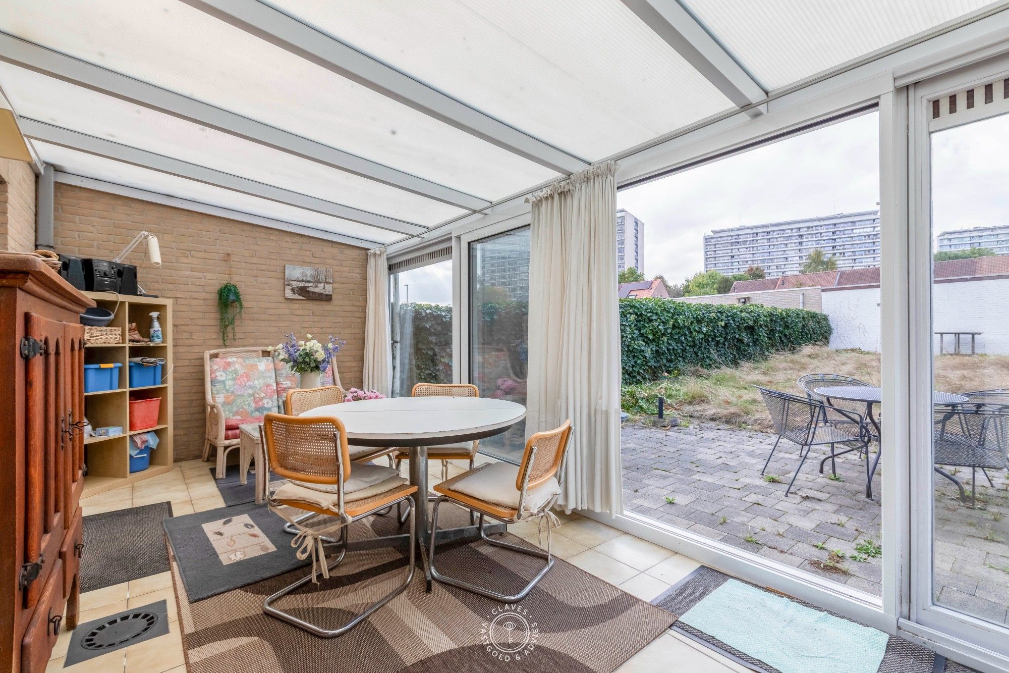 Centraal gelegen halfopen bebouwing met dubbele garage foto 7