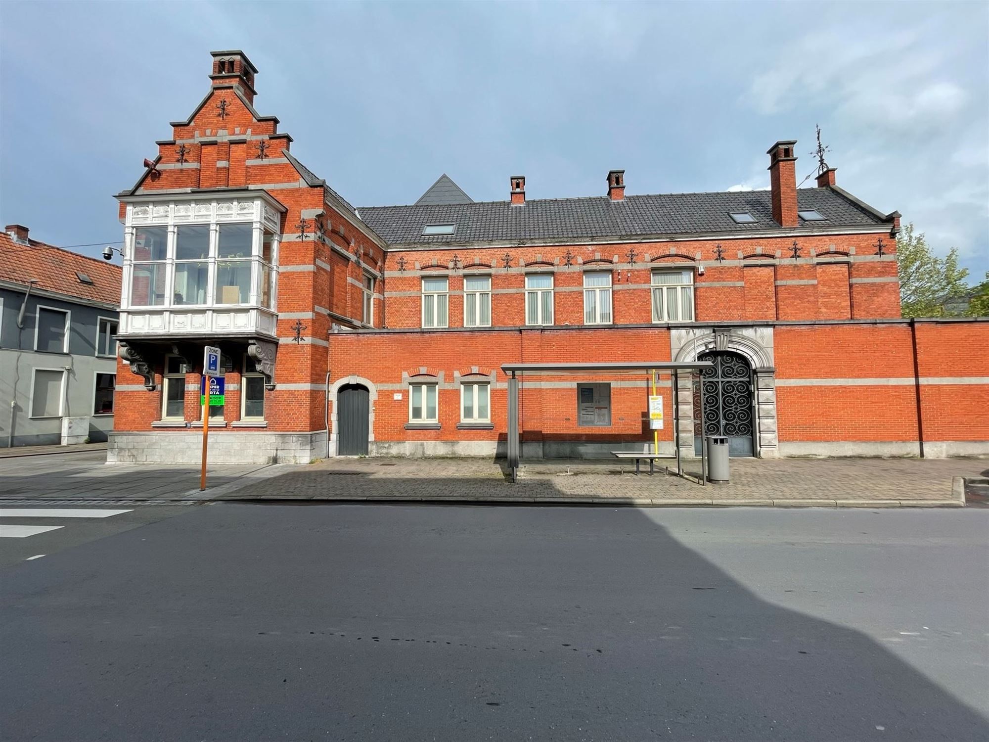 Herenhuis met bijgebouwen, terras, zwembad, garage en tuin foto 7