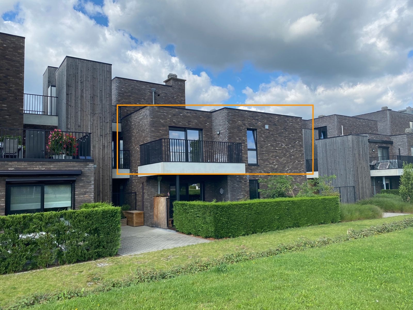 RUIM APPARTEMENT (71,35m2) MET 1 SLK, ONDERGRONDSE AUTOSTANDPLAATS EN KELDERBERGING TE HASSELT foto {{pictureIndex}}