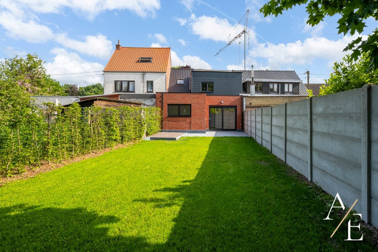 Totaal gerenoveerde energiezuinige gezinswoning inpandige garage en aangename tuin foto {{pictureIndex}}