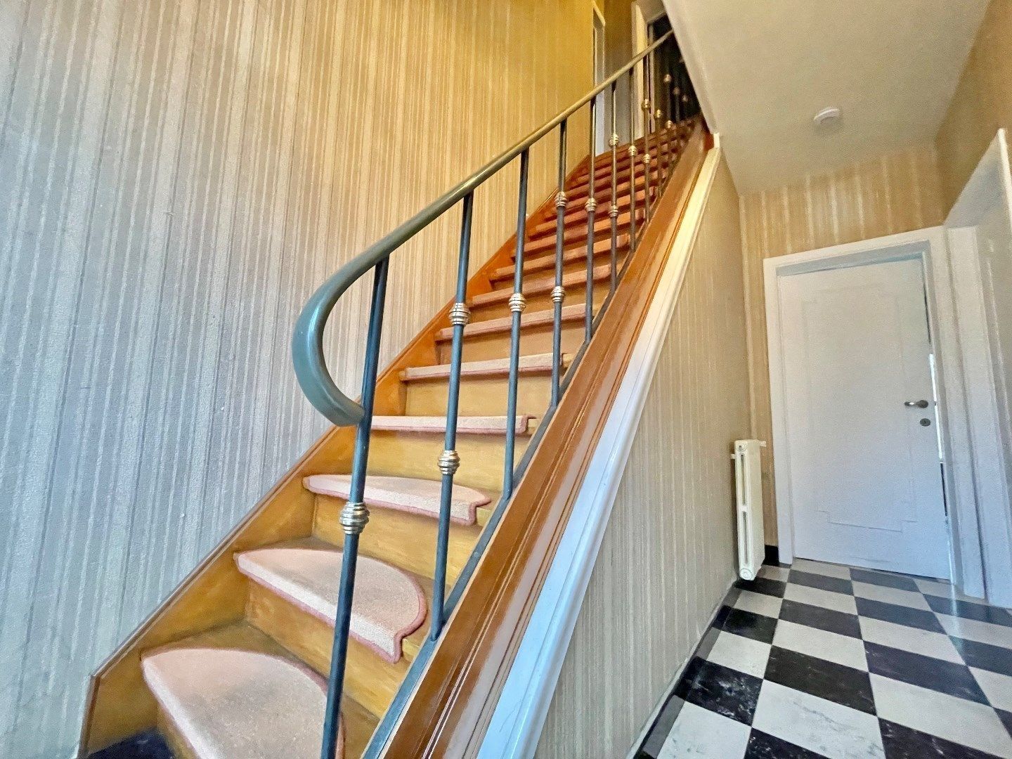 Grote woning met mogelijks vier kamers, garage en ruime tuin foto 8