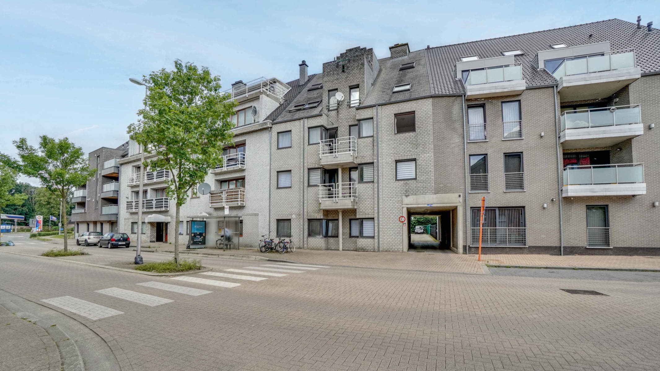 GERENOVEERD GELIJKVLOERS APP (102M2) MET 2 SLK TE GENK! foto 29