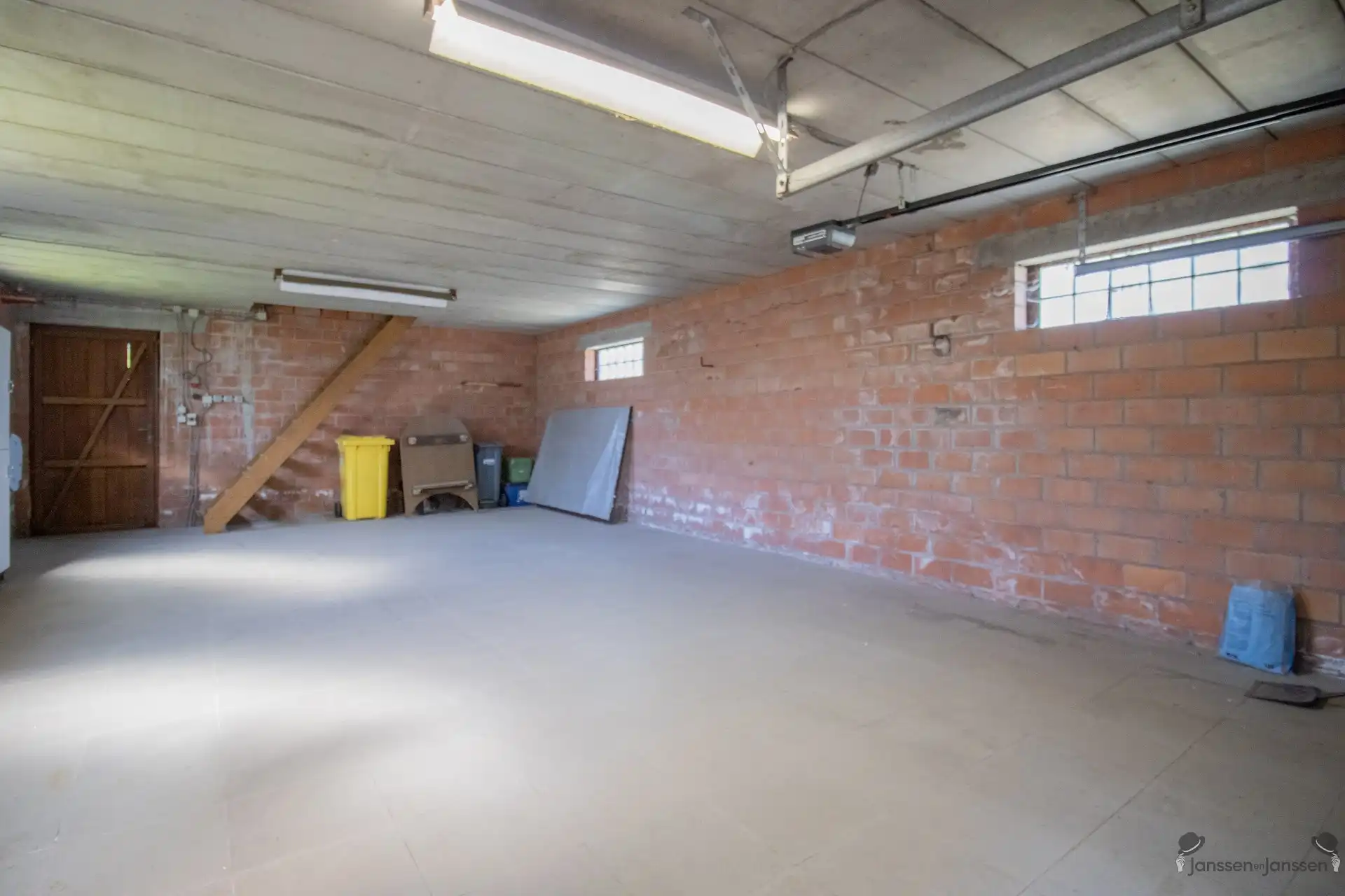 Ruime op te frissen woning met 4 slaapkamers en ruime garage op 1.276 m² foto 18