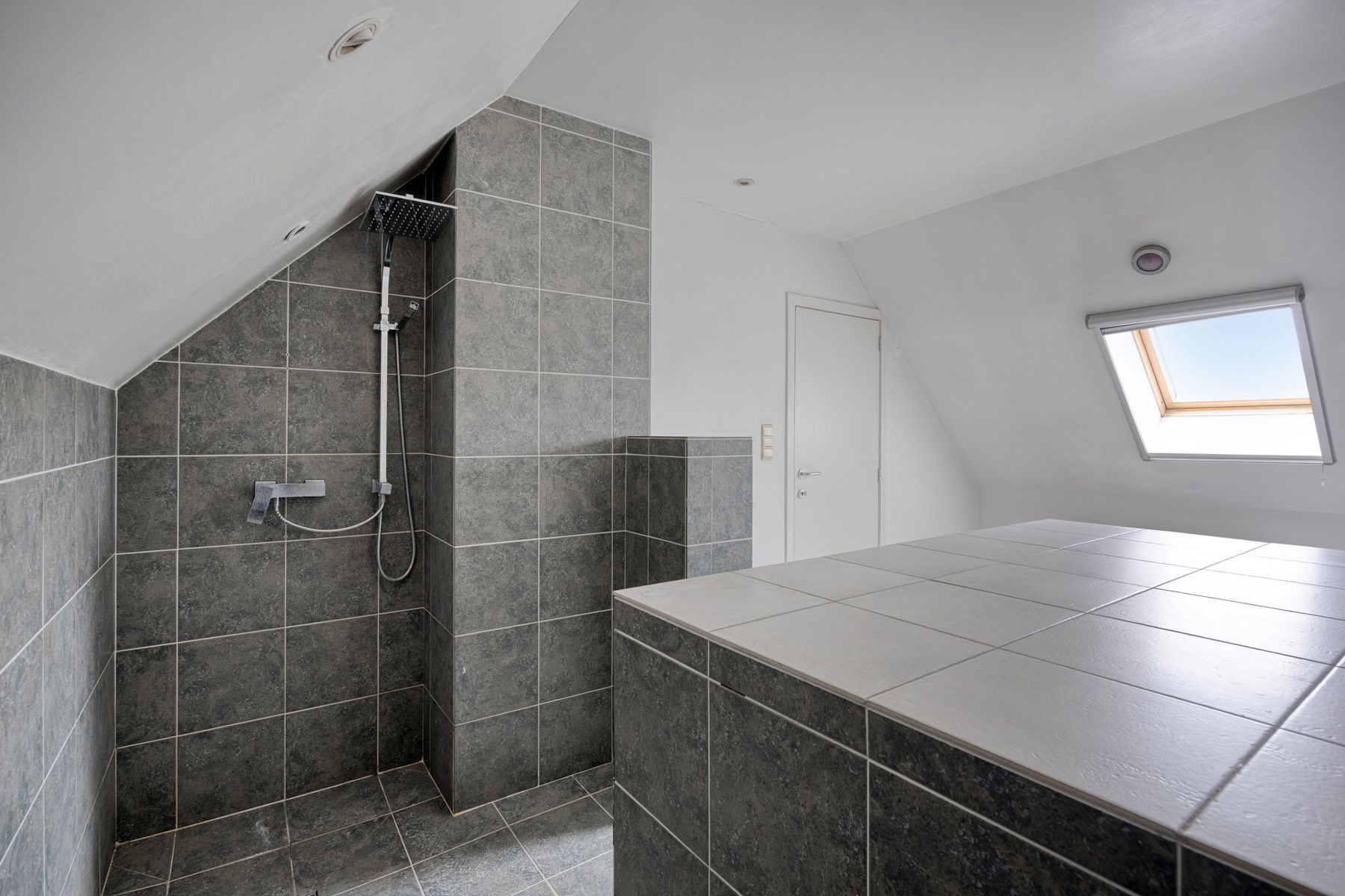 RUIM, INSTAPKLAAR DUPLEXAPPARTEMENT (MOGELIJKE OPBRENGSTEIGENDOM) MET 2 SLAAPKAMERS, TERRAS, KELDERBERGING EN AUTOSTAANPLAATS IN HET CENTRUM VAN ZUTENDAAL ! foto 12