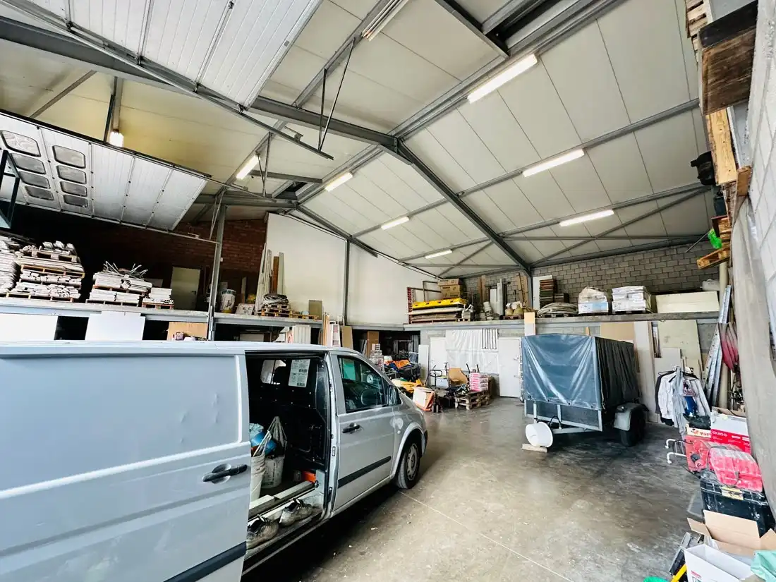 Ruim magazijn met kantoren met veel potentieel te Kuringen foto 16