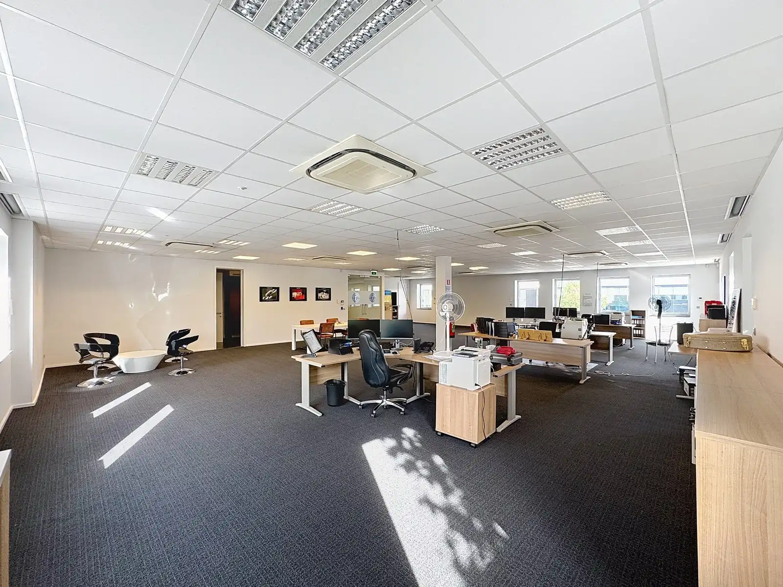 Instapklare KANTOORRUIMTEN (436m²) voorzien van alle comfort (databekabeling, airco,...) en private parkeergelegenheid. Vlot bereikbaar via Expresweg van Brugge! foto 4