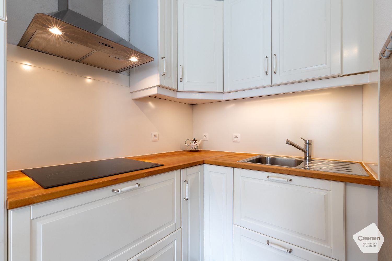 Mooi gerenoveerde, zuid-gerichte studio met aparte slaaphoek foto 5