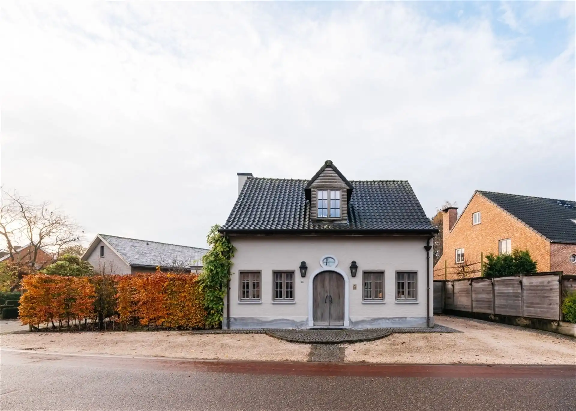 Charmante, hoogwaardig afgewerkte woning in een woonwijk. foto {{pictureIndex}}