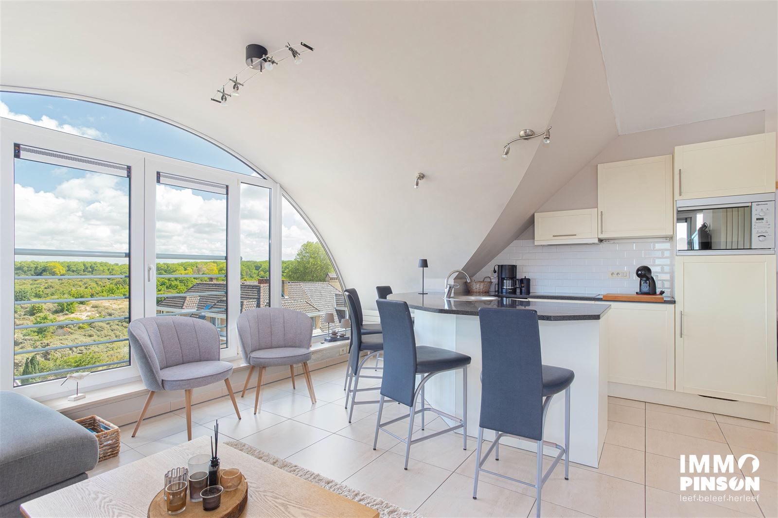 Ruim penthouse met groot zonneterras en prachtig uitzicht foto {{pictureIndex}}