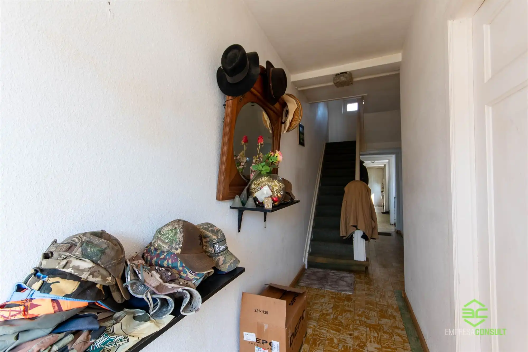 Te renoveren woning met ruime tuin op een rustige ligging! foto 2