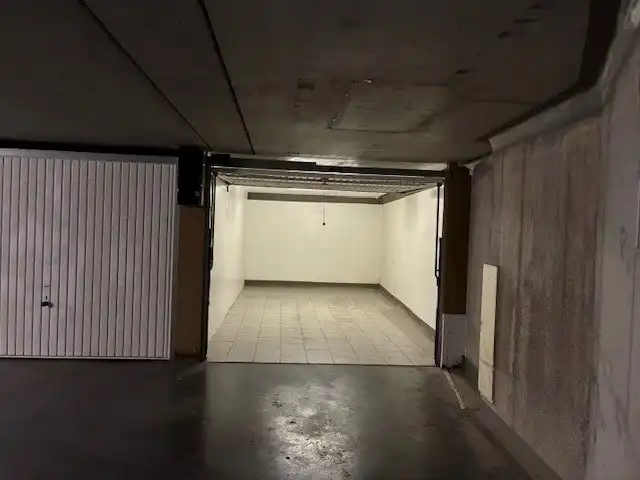 ruime autobox in een verzorgd garagecomplex foto 3