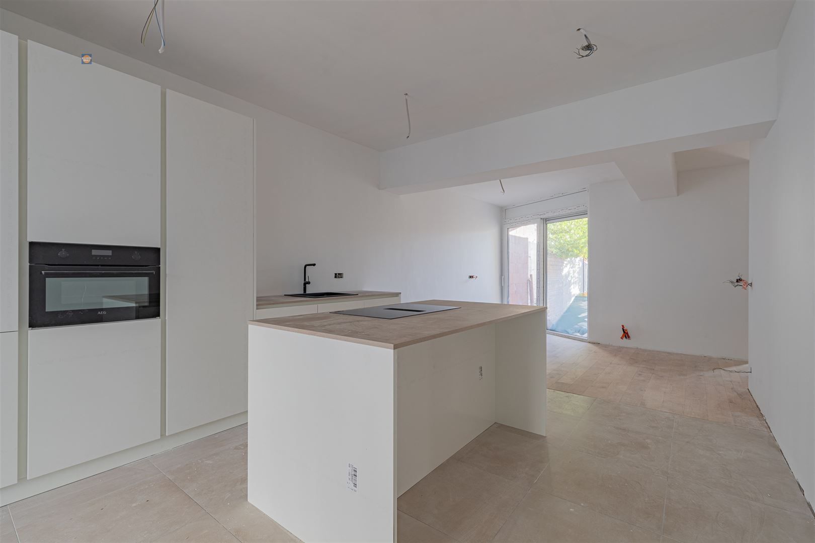 Modern gelijkvloersappartement met terras en tuin foto {{pictureIndex}}