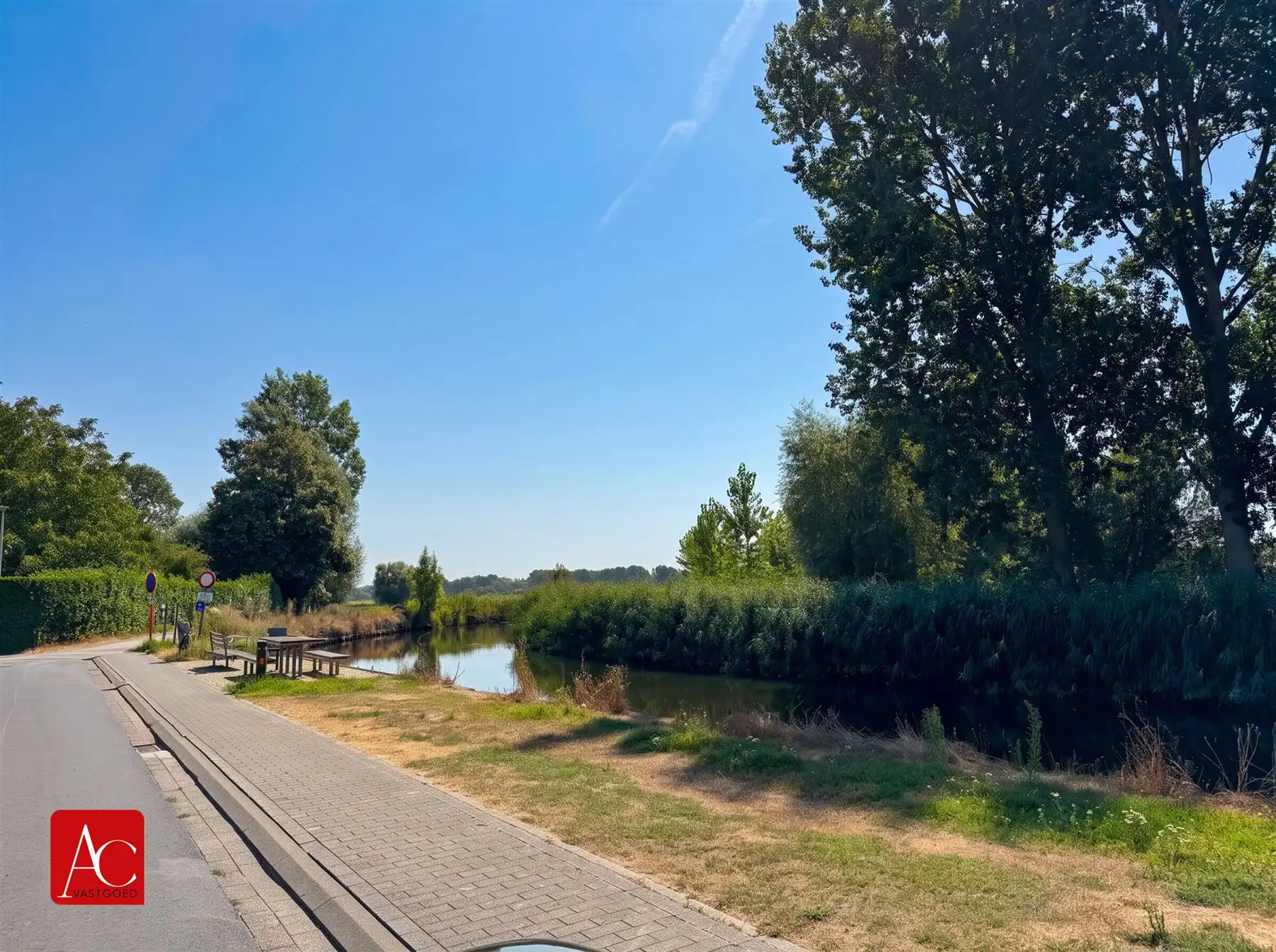 Vrijstaande woning met zwembad in rustige wijk foto 35