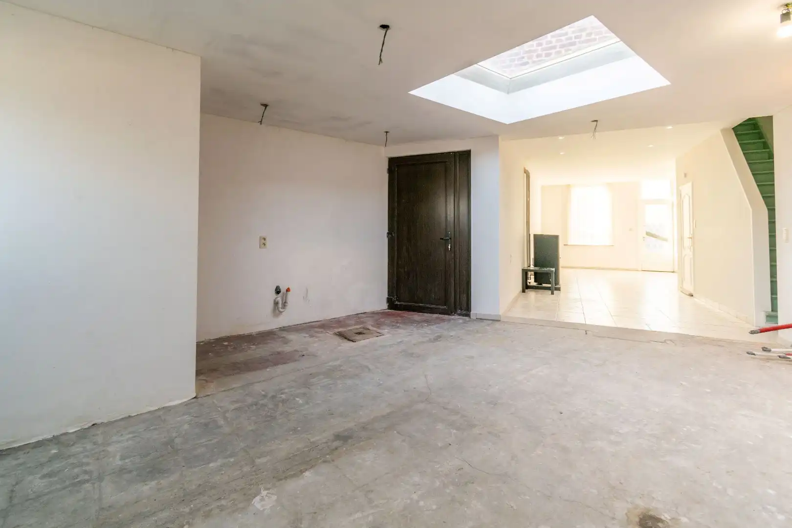 Een goed gelegen, verder af te werken rijwoning! foto 5