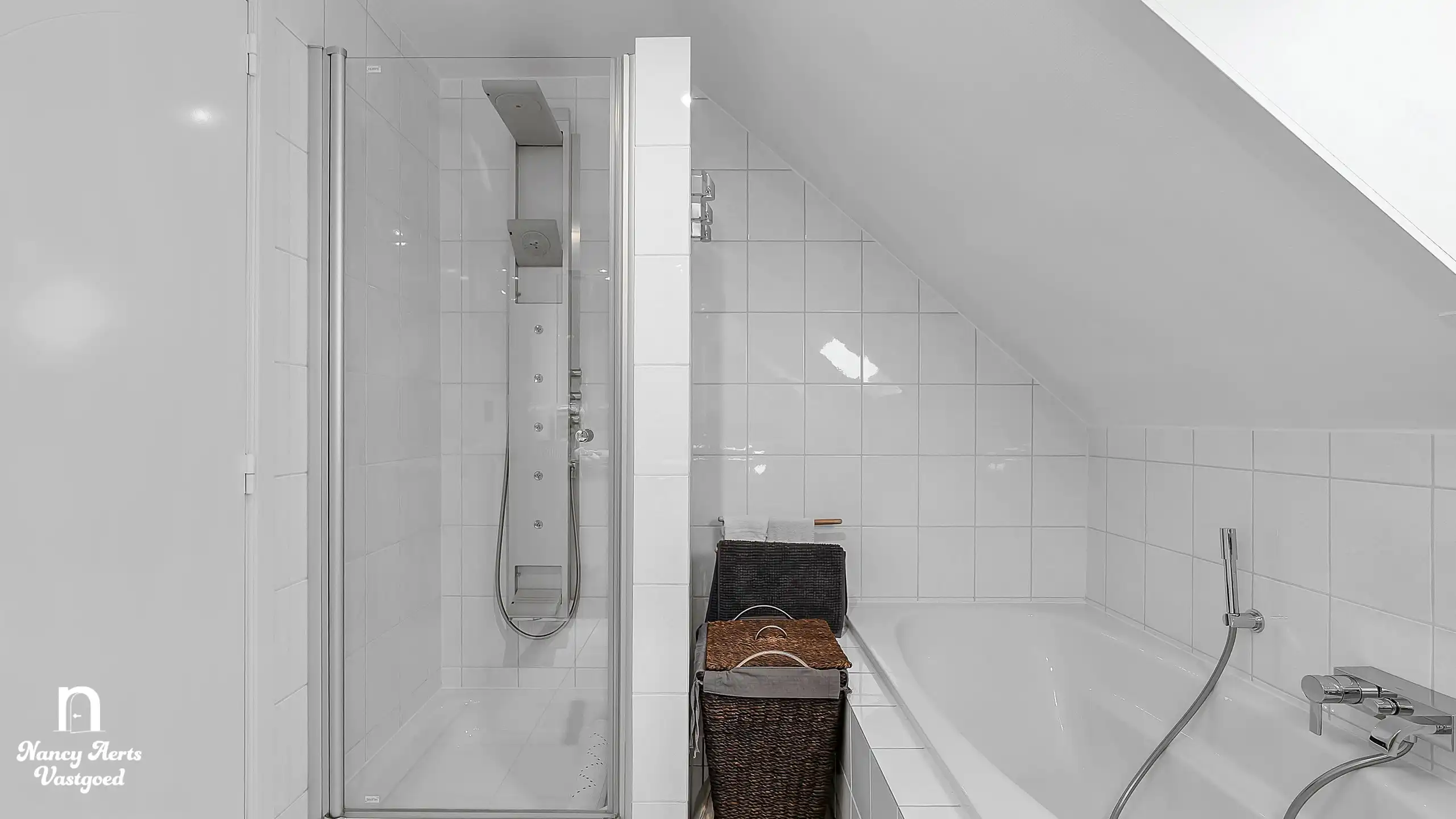 Karaktervolle villa met natuurzwembad en poolhouse in Genk foto 16
