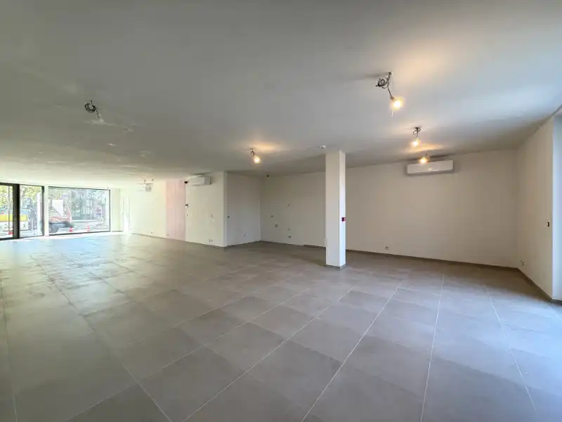 Commerciële handelsruimte van 115 m² op toplocatie (Dorpsplein) foto 3