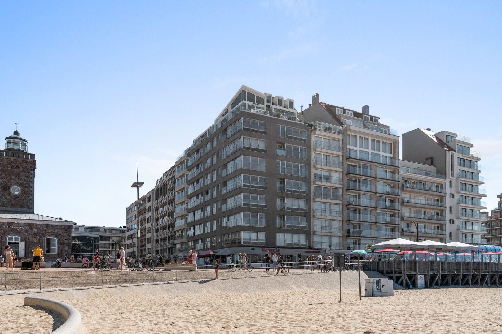 Hoekappartement genietend van frontaal zeezicht centraal gelegen aan het Lichttorenplein, de Zeedijk en de winkels. foto 5