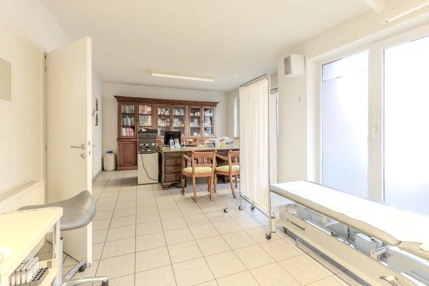 Appartement met drie slaapkamers, momenteel ingericht als dokterspraktijk in Maasmechelen. foto 9