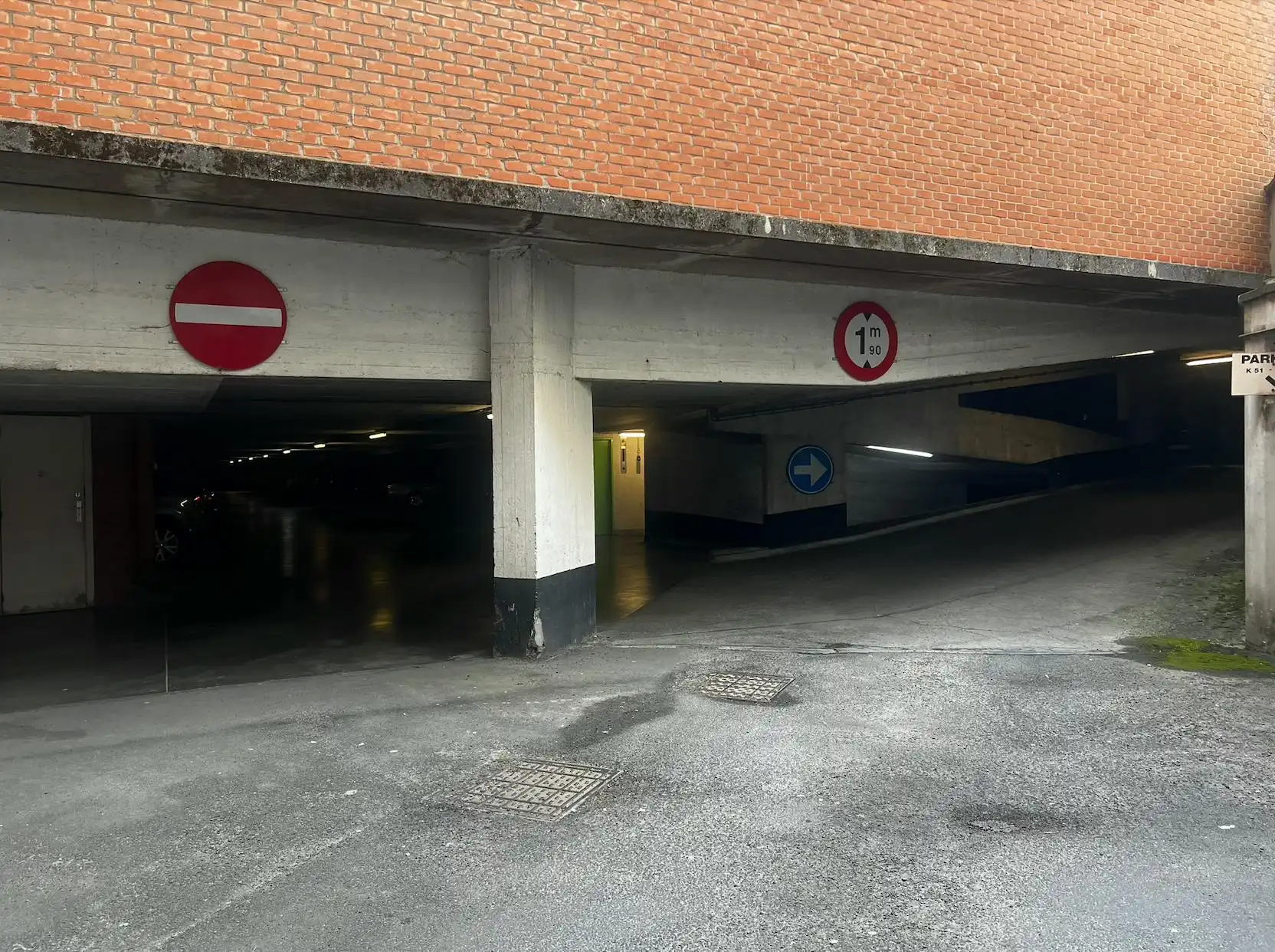 Autostaanplaats te koop gelegen in de Leopold Parking foto 6