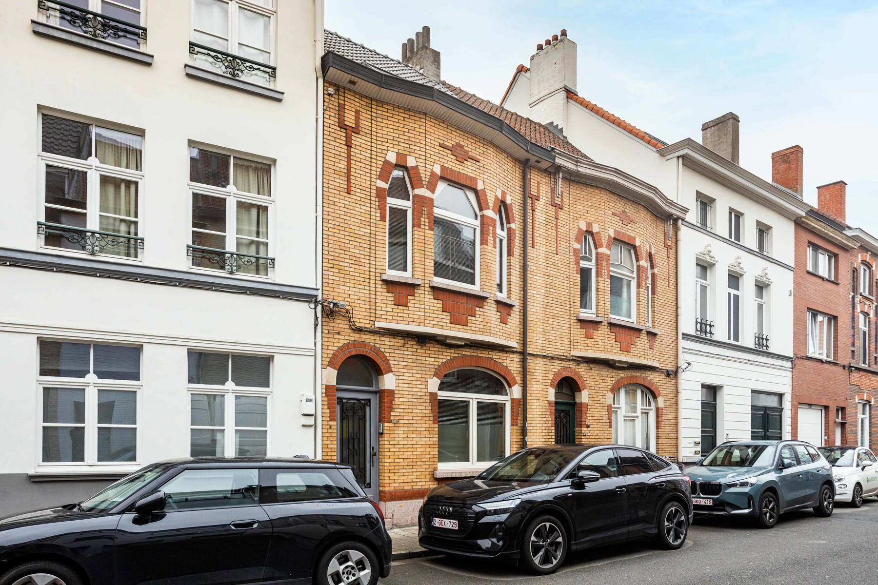 Ruime woning in Gentse stationsbuurt, vlak bij UZ Gent foto {{pictureIndex}}