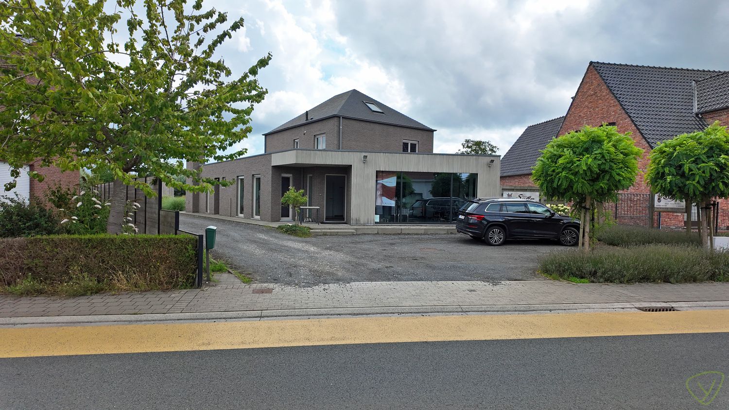 Modern handelspand geschikt voor vrij beroep in Sint-Laureins foto {{pictureIndex}}