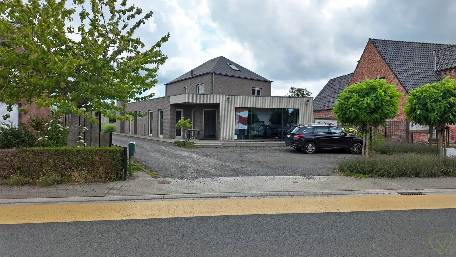 Modern handelspand geschikt voor vrij beroep in Sint-Laureins foto {{pictureIndex}}