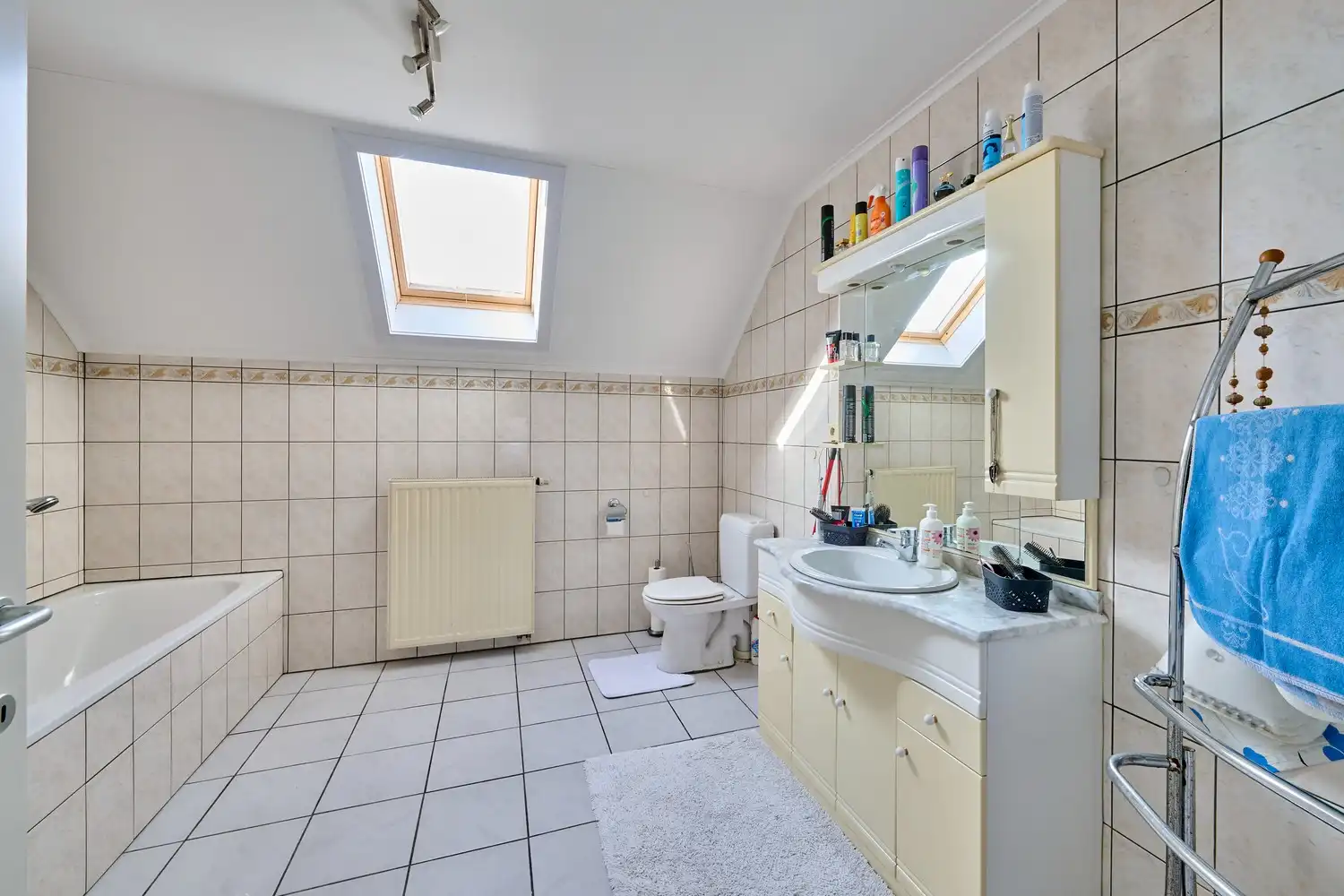 Heel goed onderhouden landhuis met inpandige garage en 3 ruim bemeten slaapkamers in landelijke omgeving foto 15