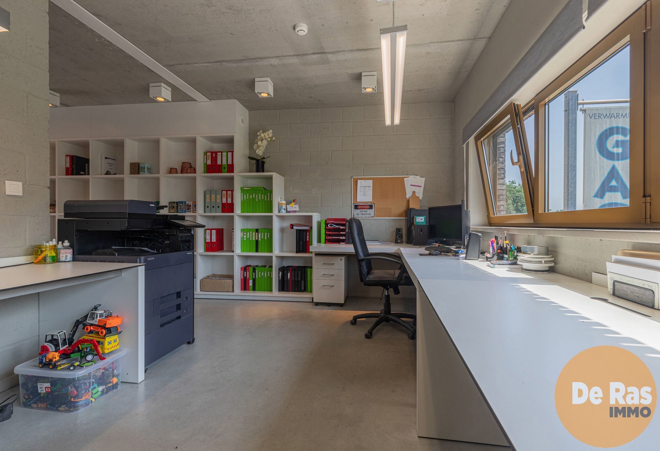 NIEUWERKERKEN - Recent gebouw met magazijn foto 3