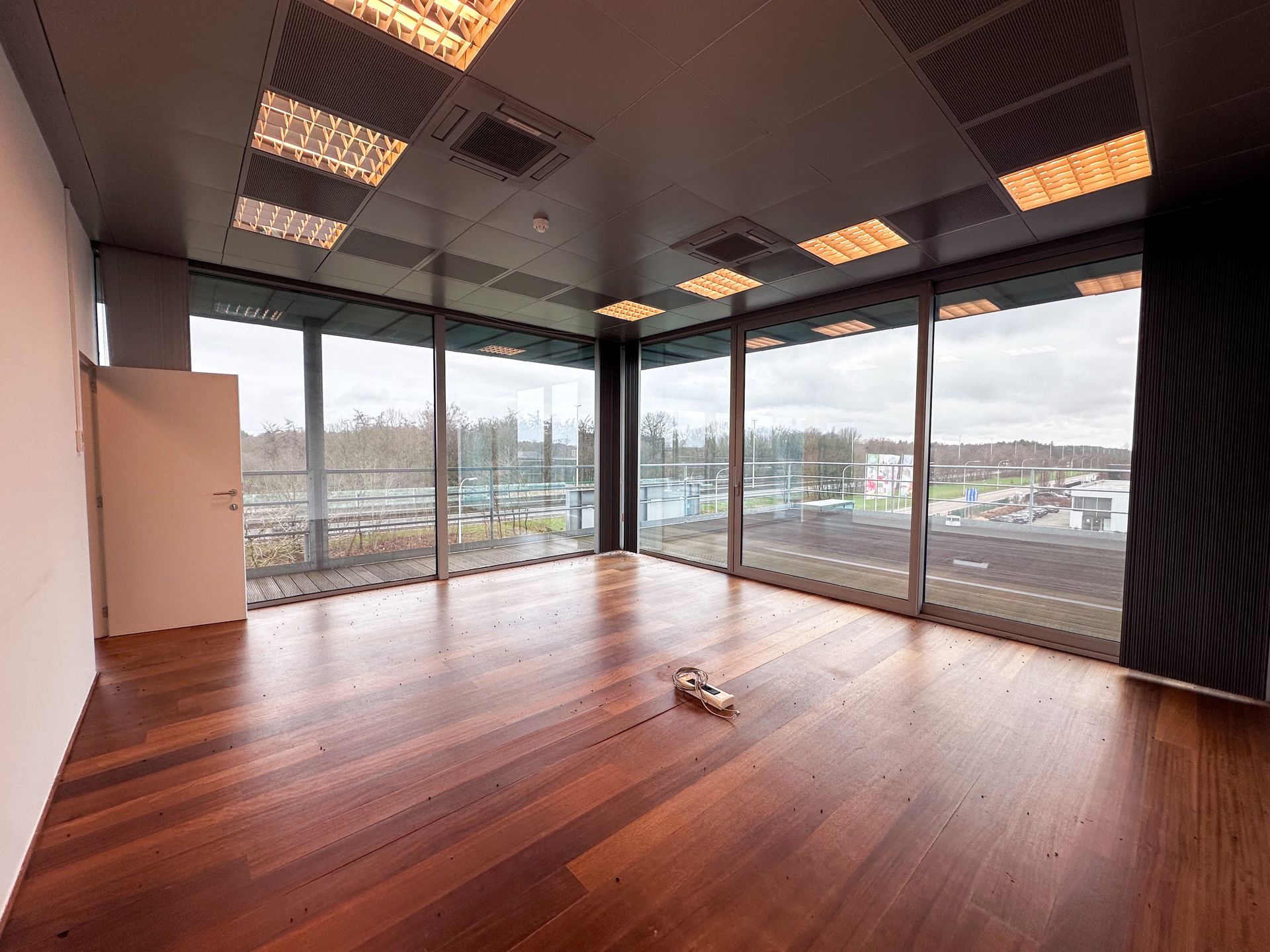 Modern Kantoor met Uitzicht en Strategische Ligging foto 5