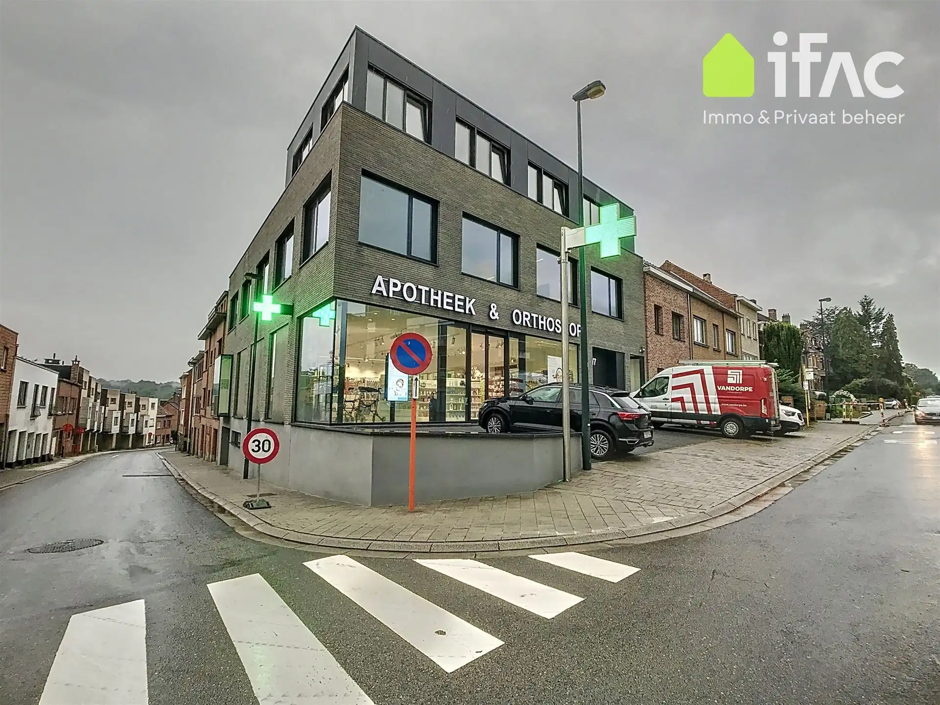 Praktijkruimte modern en lichtrijk in nieuw gebouw foto 15