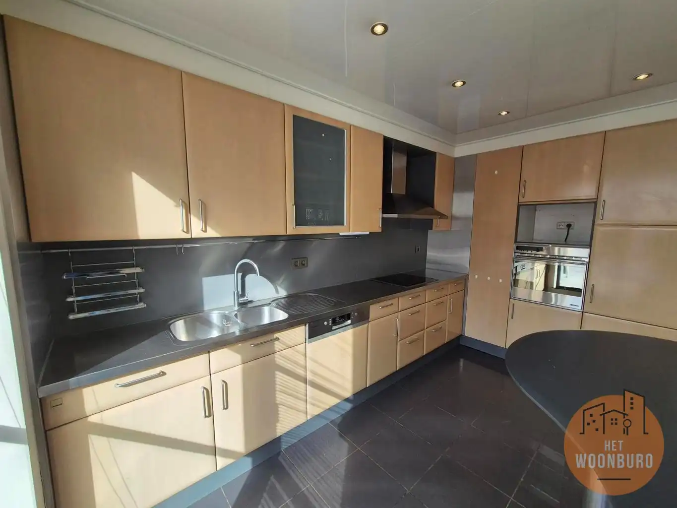 Ruim appartement met kelder en 2 autostaanplaatsen foto 8