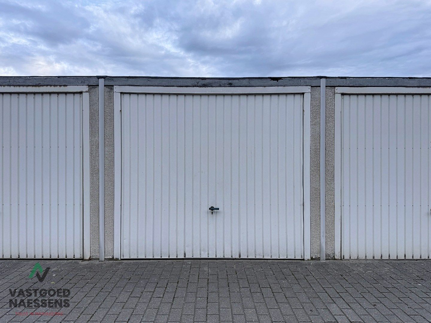 RUIME GARAGEBOX IN RESIDENTIËLE WOONWIJK foto {{pictureIndex}}