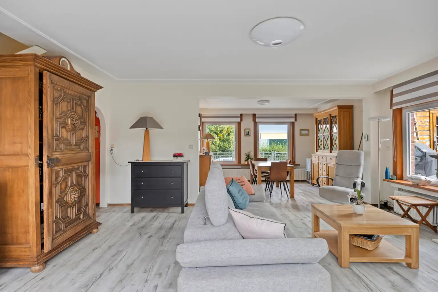 Instapklare woning met 4 slaapkamers, tuin & 2 garages foto 6