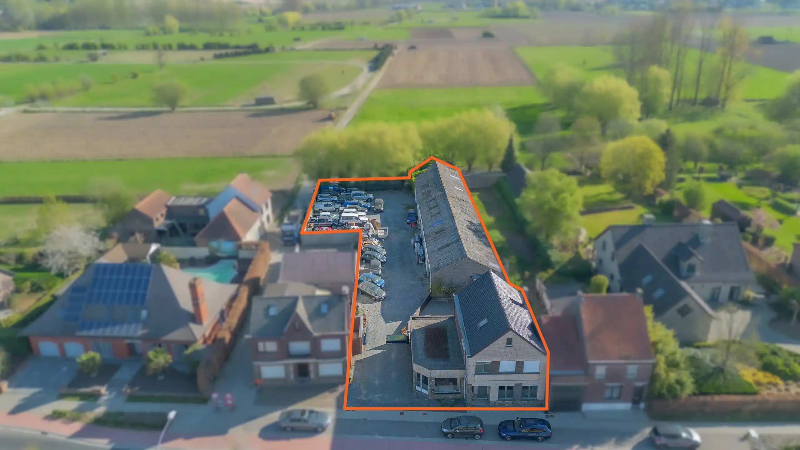 BURST- Vergunde loods (400m²) met woning op centrale locatie foto 2